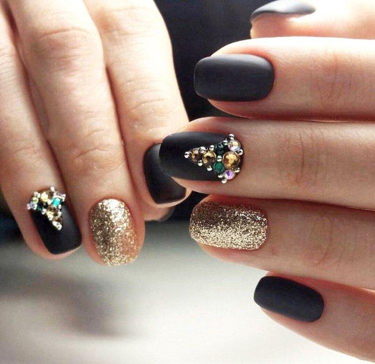 Manucure sombre pour le nouvel an 2021