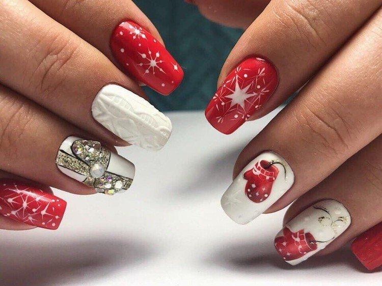 Manucure multicolore pour le nouvel an 2021