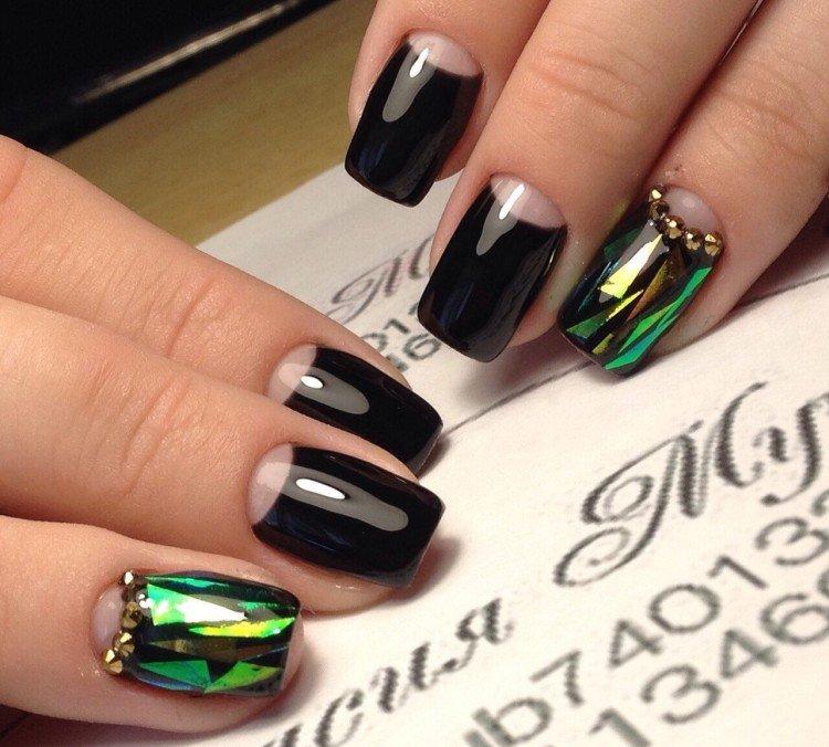 Manucure en verre brisé pour le nouvel an 2021