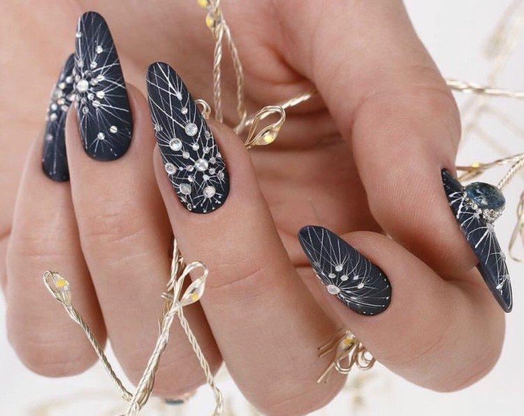 Manucure toile d'araignée pour le nouvel an 2021