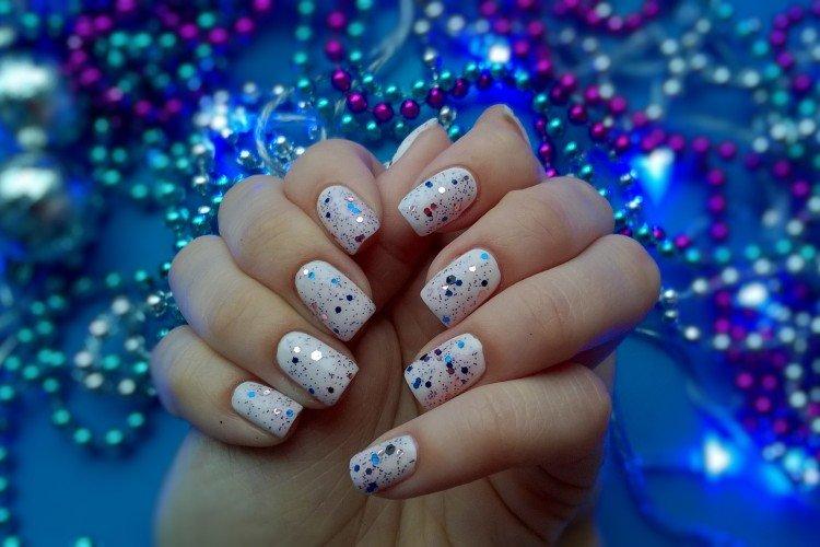 Manucure Confettis pour le Nouvel An 2021