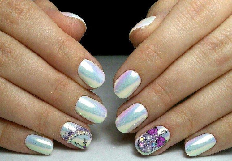 Manucure avec un frottement pour le nouvel an 2021