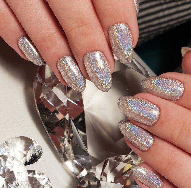 Manucure avec un frottement pour le nouvel an 2021