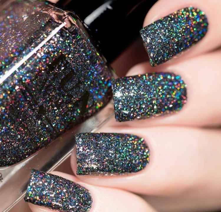 Manucure scintillante pour le nouvel an 2021