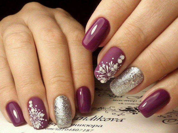 Manucure avec dessins pour le nouvel an 2021