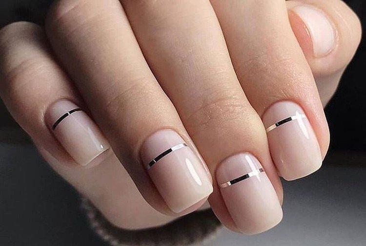 Doux nude - Manucure à l'école pour ongles courts