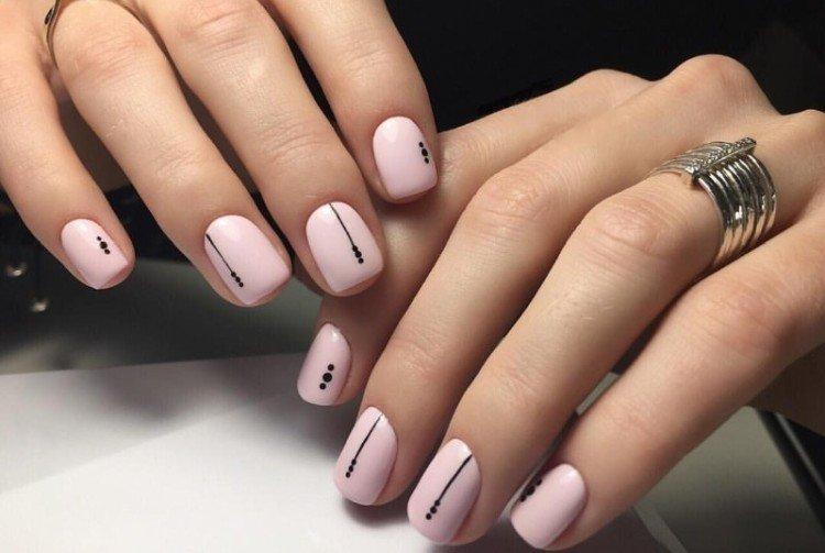 Minimalisme laconique - Manucure à l'école pour ongles courts