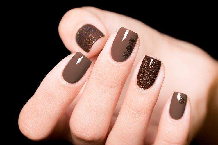 Nuances de café - Manucure à l'école pour les ongles courts