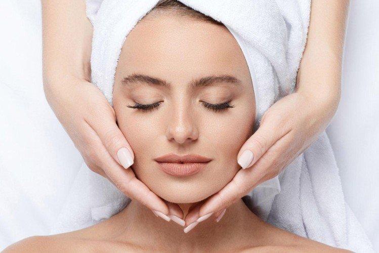 Massage du visage drainage lymphatique