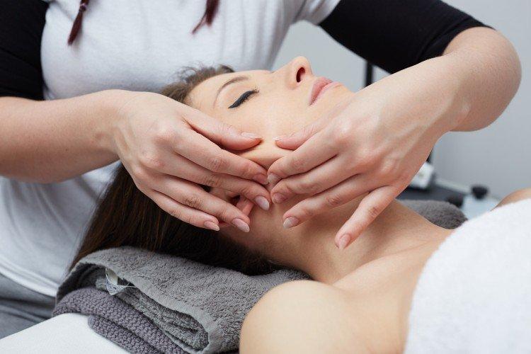 Massage du visage par pincement