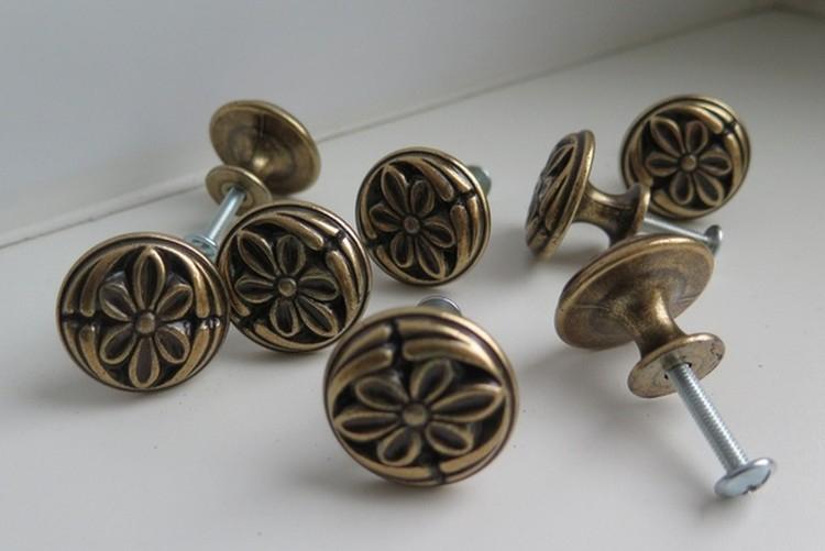 Fixation sur une vis autotaraudeuse - Méthodes de fixation des poignées de meuble