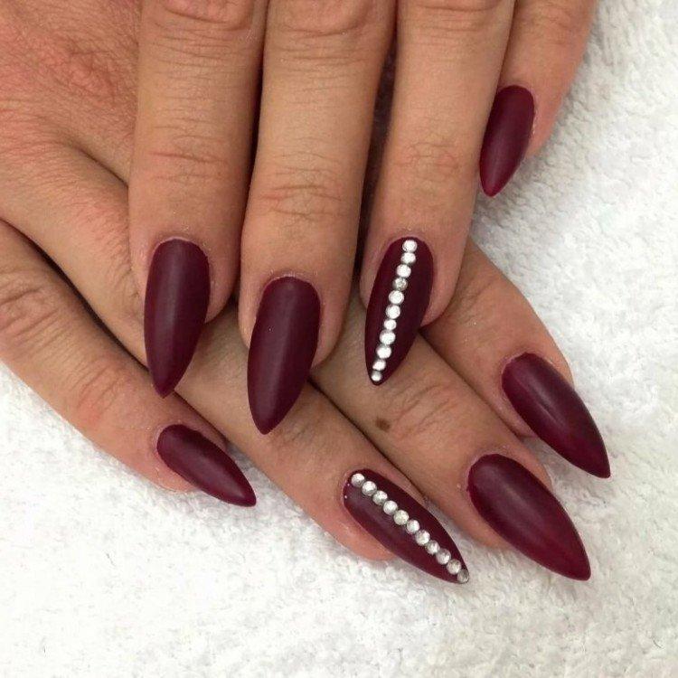 Nuance de vin - Couleurs à la mode de la manucure 2019-2020