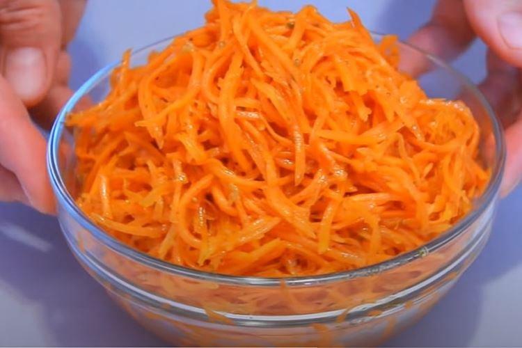 Carottes coréennes faites maison - une recette classique étape par étape avec une photo
