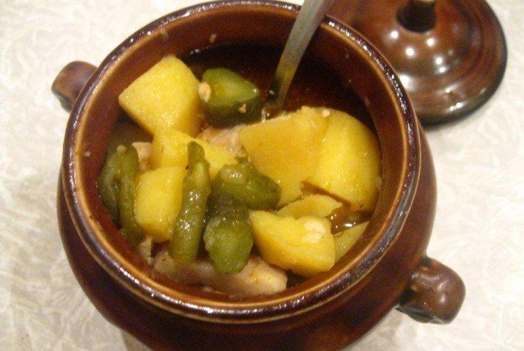 Viande dans une casserole avec pommes de terre et cornichons - recettes étape par étape