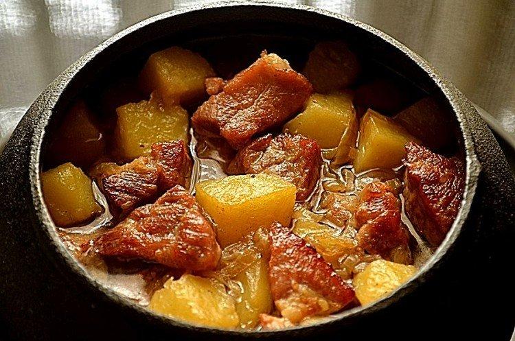 Viande en pots avec pommes de terre à la campagne - les recettes pas à pas