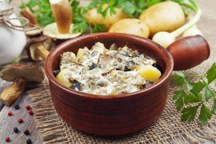 Viande en pots avec pommes de terre et champignons - recettes étape par étape