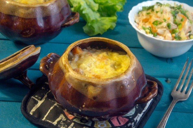 Viande en pots avec pommes de terre et fromage - recettes pas à pas