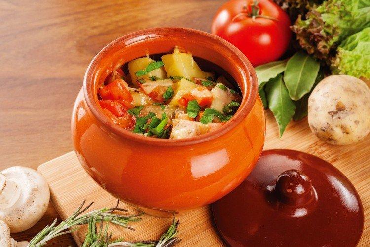 Viande en pots avec pommes de terre - recettes étape par étape