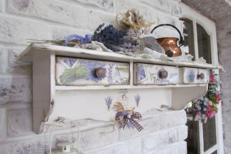 Provence - Etagères murales à l'intérieur