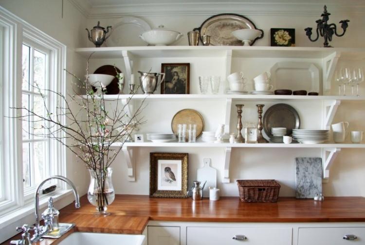 Étagères murales dans la cuisine