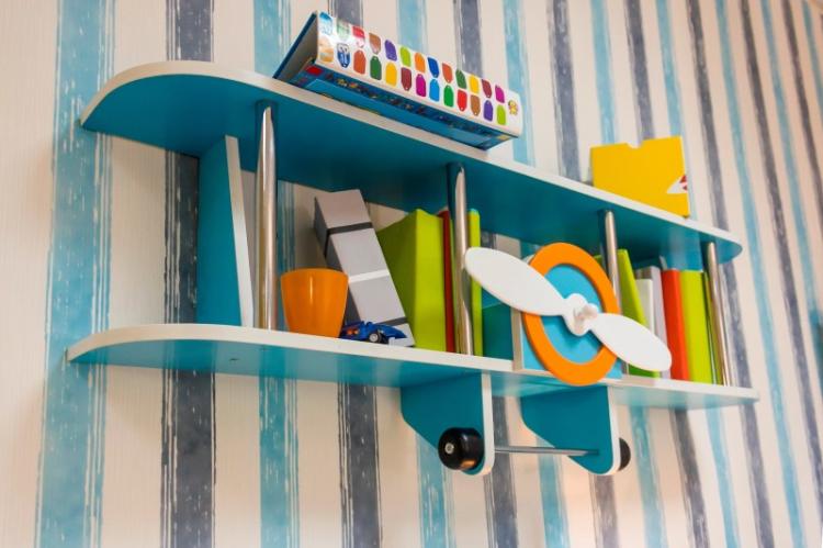 Étagères murales dans la chambre des enfants