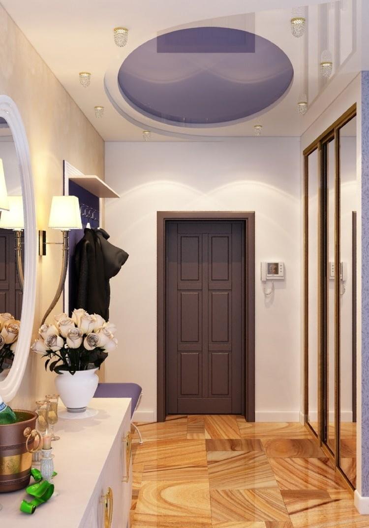 Plafonds tendus à plusieurs niveaux dans le couloir