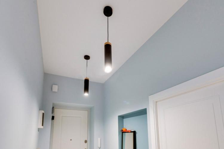 Plafond tendu blanc dans le couloir