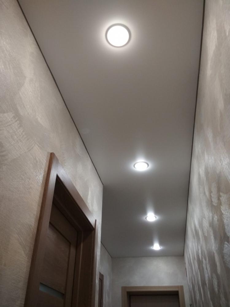 Plafond tendu gris dans le couloir