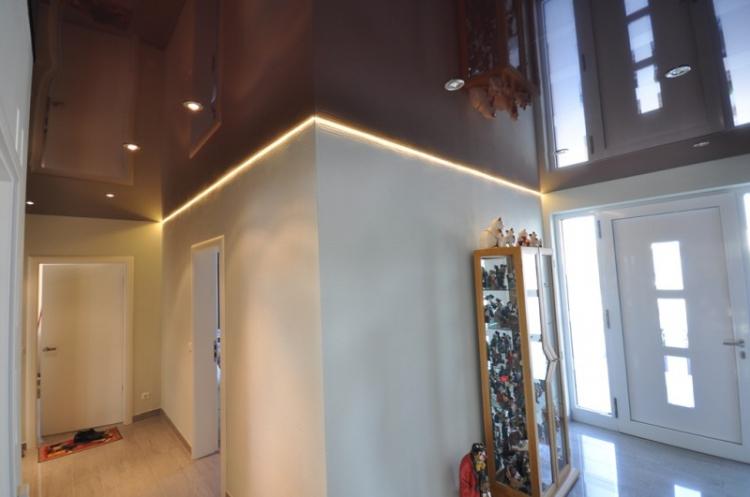 Plafond tendu marron dans le couloir