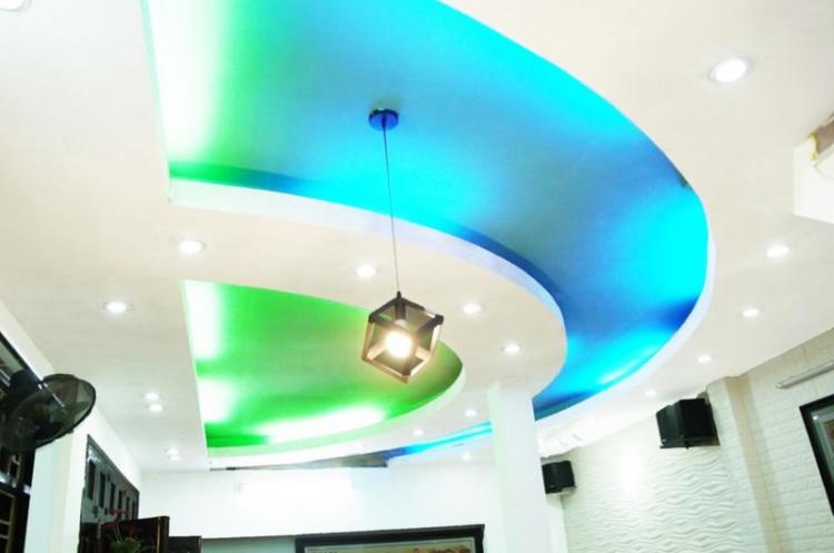 Eclairage décoratif - Eclairage et éclairage du plafond tendu dans le couloir