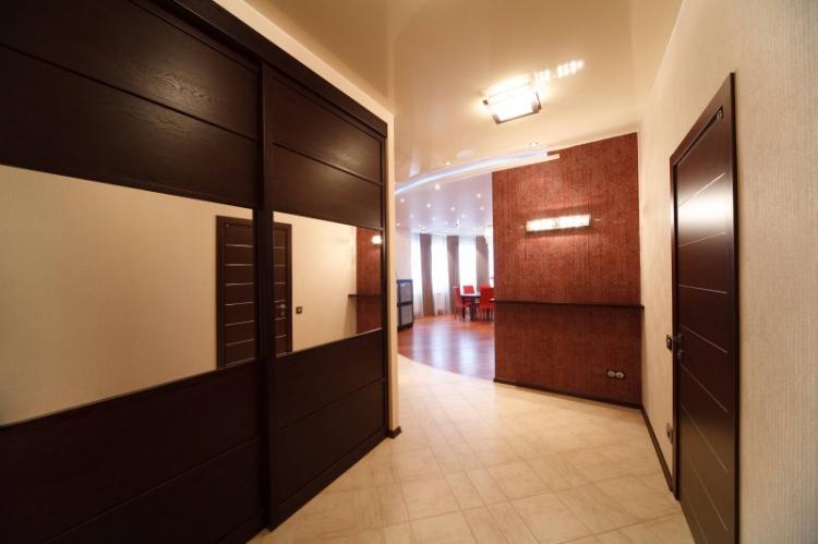 Plafonds tendus à l'intérieur du couloir - photo