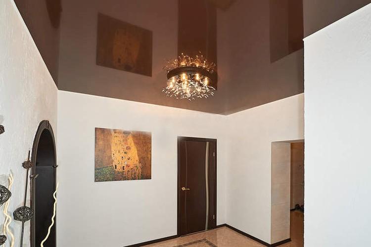 Plafonds tendus à l'intérieur du couloir - photo