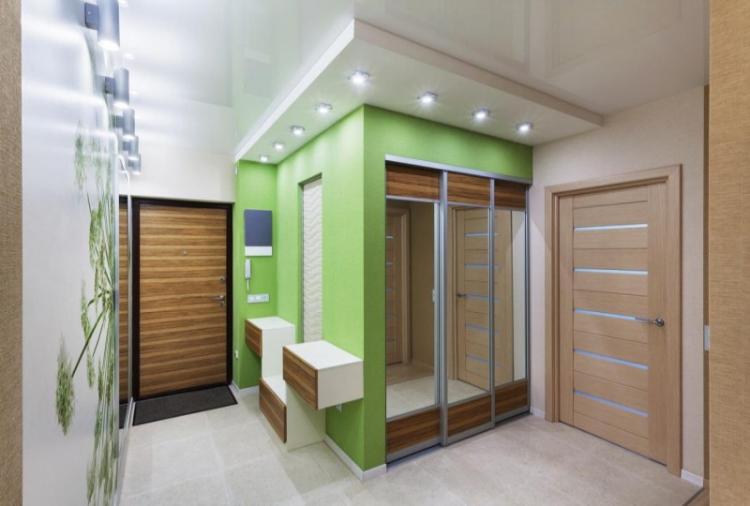 Plafonds tendus à l'intérieur du couloir - photo