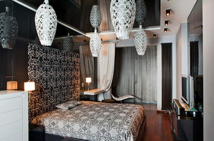 Plafond tendu noir dans la chambre