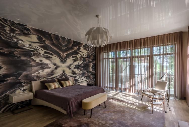 Plafond tendu dans la chambre - photo