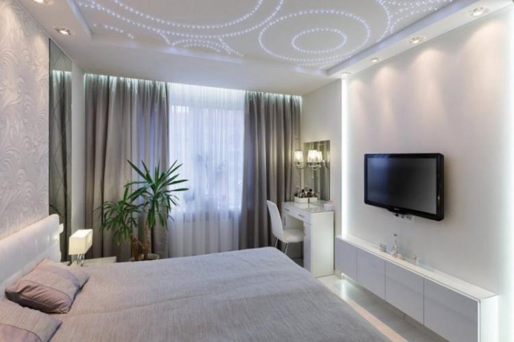 Plafond tendu dans la chambre - photo