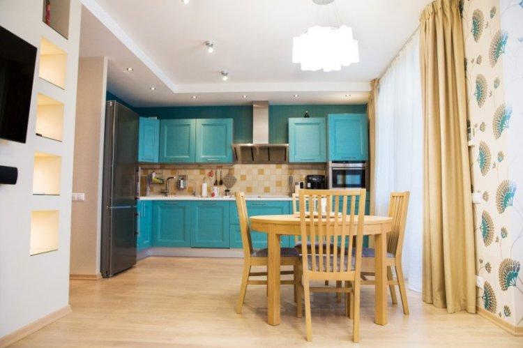 Plafonds tendus à deux niveaux dans la cuisine