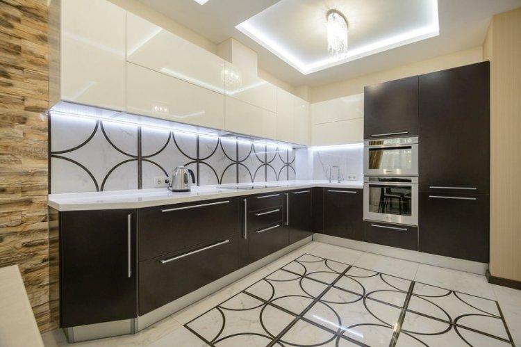 Plafonds tendus avec éclairage dans la cuisine