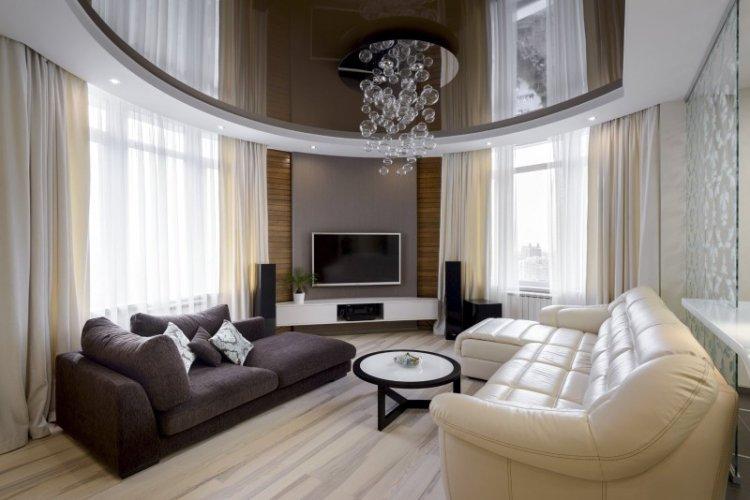 Plafonds tendus brillants dans le salon (hall)