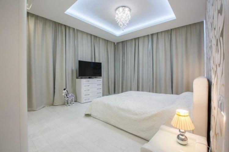 Plafonds tendus sur deux niveaux dans la chambre