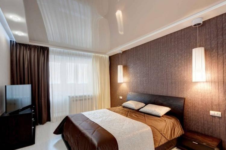 Plafonds tendus brillants dans la chambre