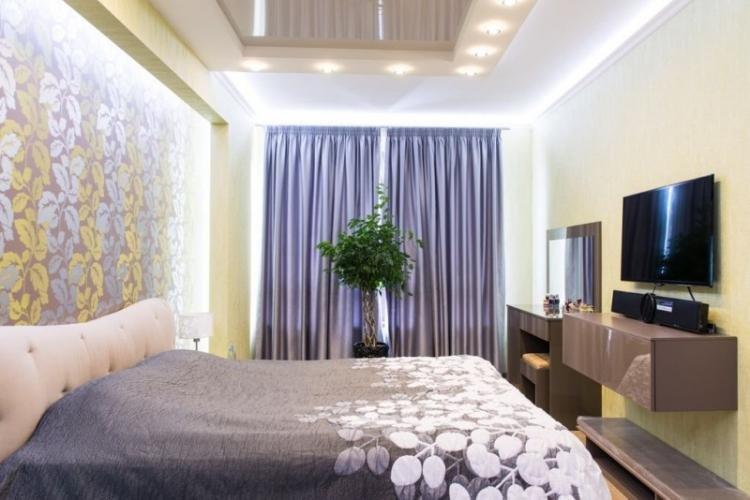 Plafonds tendus avec éclairage dans la chambre