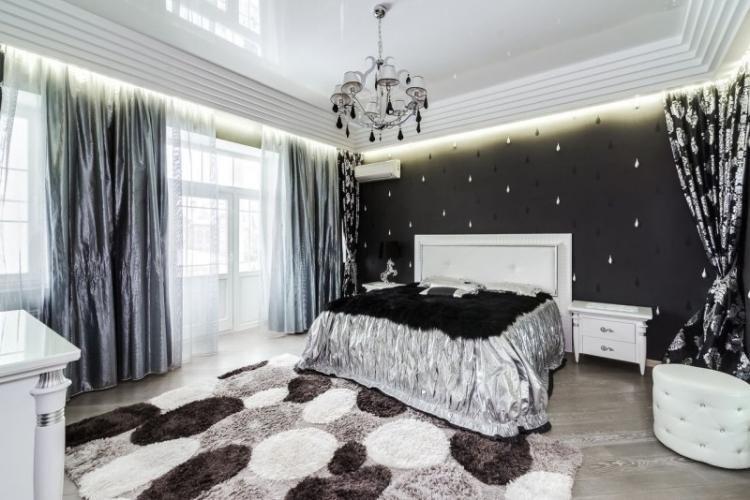 Plafonds tendus avec éclairage dans la chambre