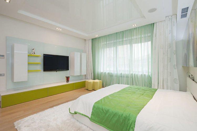 Plafonds tendus avec éclairage dans la chambre