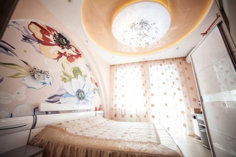 Plafonds tendus avec éclairage dans la chambre