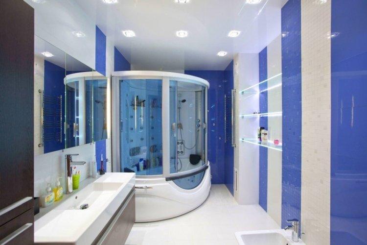 Plafond tendu dans une petite salle de bain