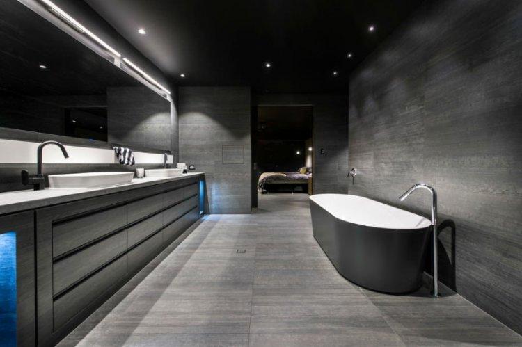 Plafonds tendus mats dans la salle de bain