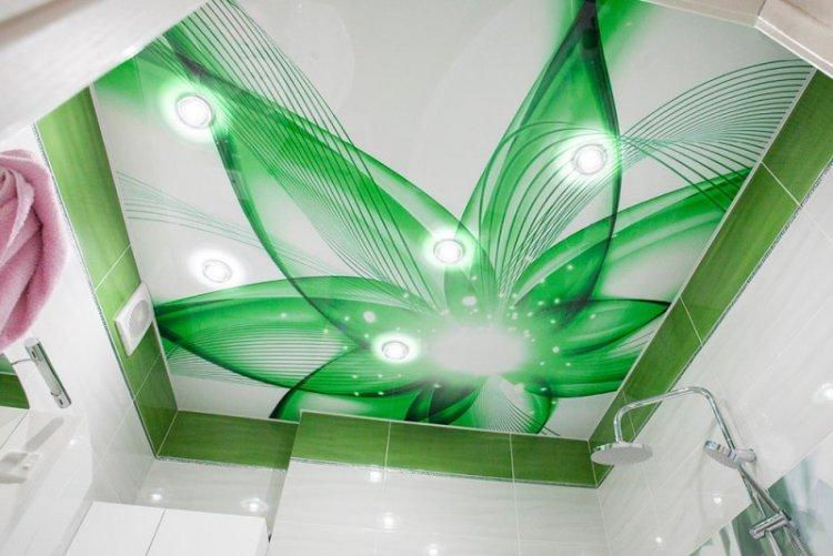 Plafonds tendus avec impression photo dans la salle de bain