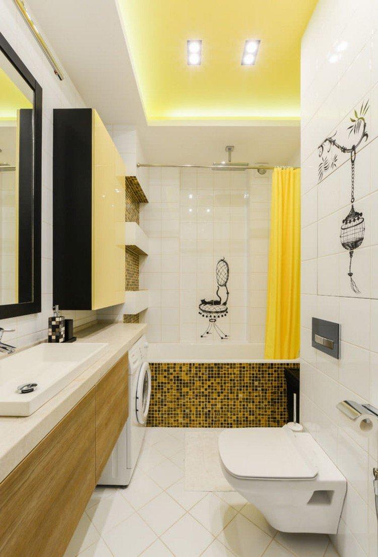 Plafonds tendus avec éclairage dans la salle de bain