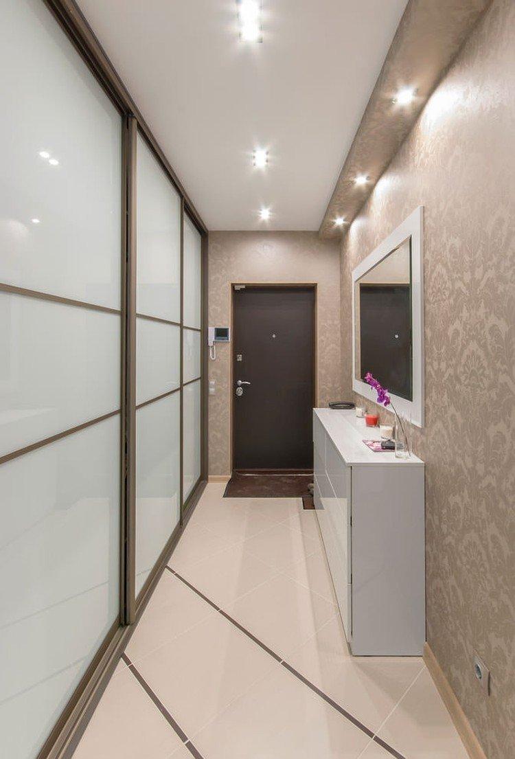 Plafonds tendus mats dans le couloir